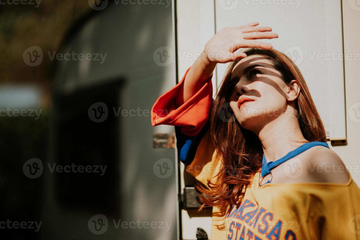 zomer zonnig levensstijl mode portret van jong vrouw genieten weekenden, reizen foto