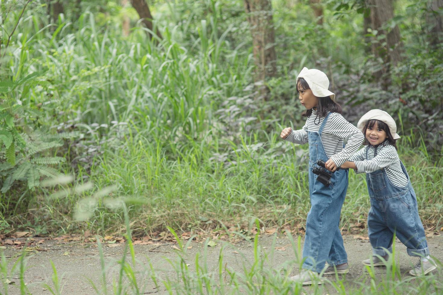 kinderen zijn rubriek naar de familie camping in de Woud wandelen langs de toerist route. camping weg. familie reizen vakantie concept. foto