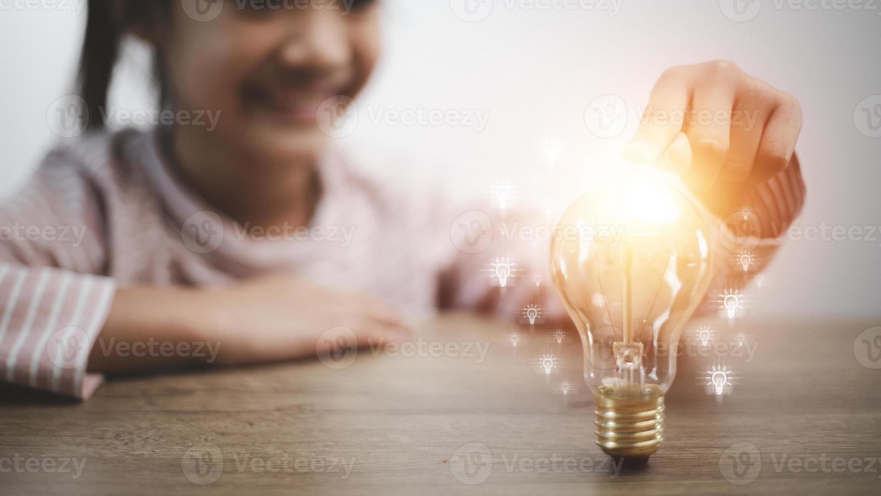 kind met een helder licht lamp. concept van ideeën voor presenteren nieuw ideeën Super goed inspiratie en innovatie nieuw begin. foto