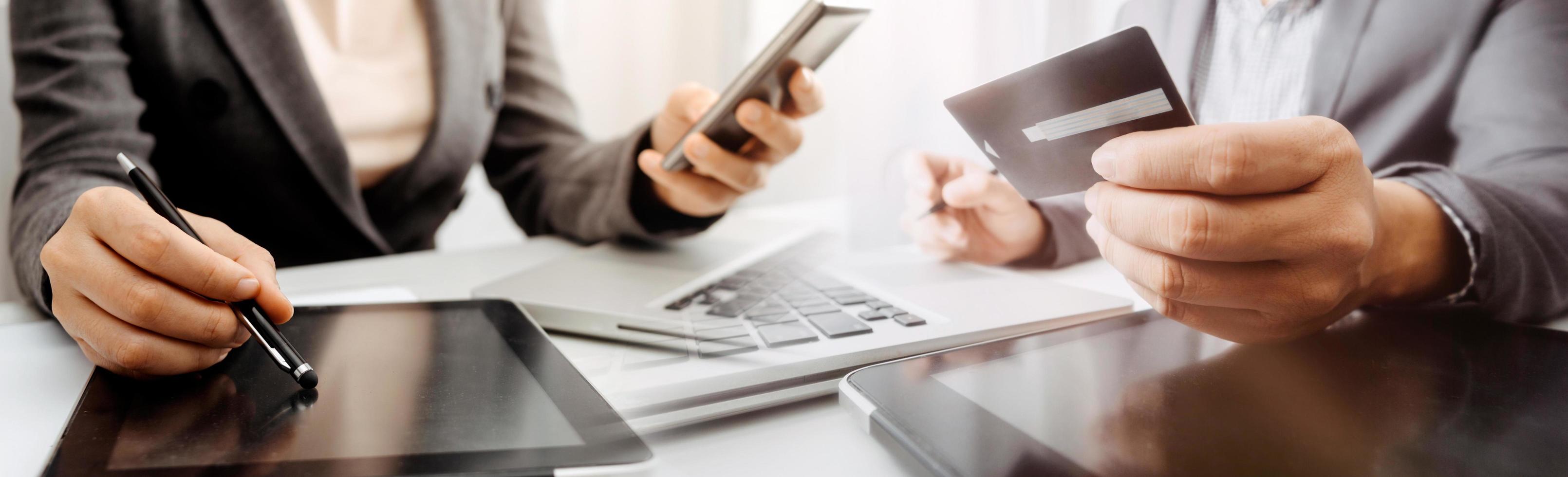 vrouw hand- gebruik makend van mobiel slim telefoon, online betaling, bank en online boodschappen doen Bij de huis. foto