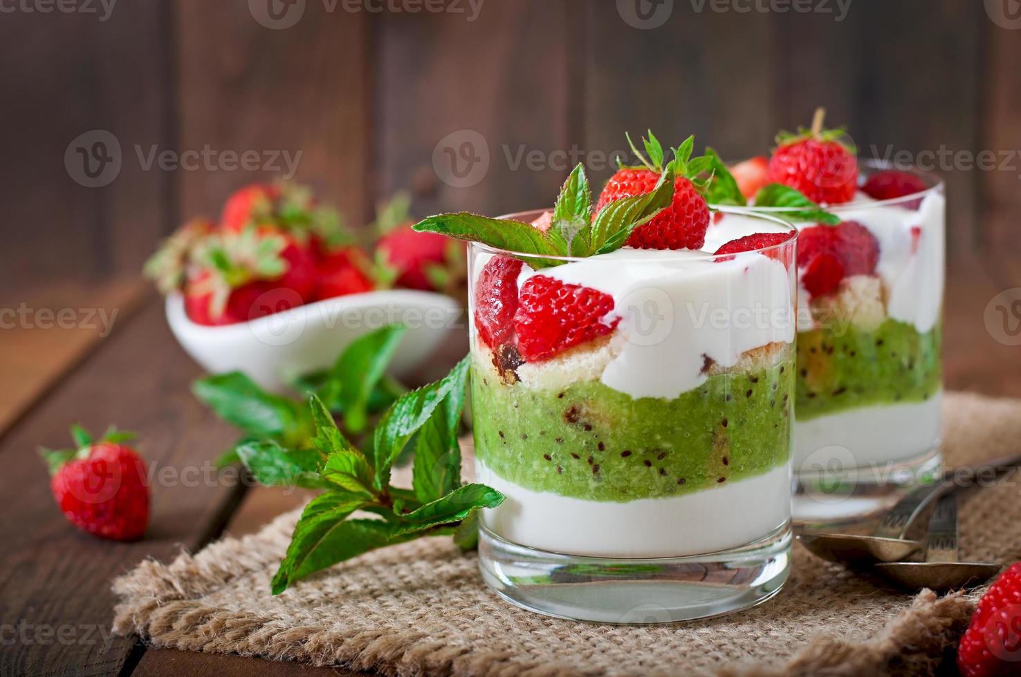 romig dessert met aardbeien en kiwi foto
