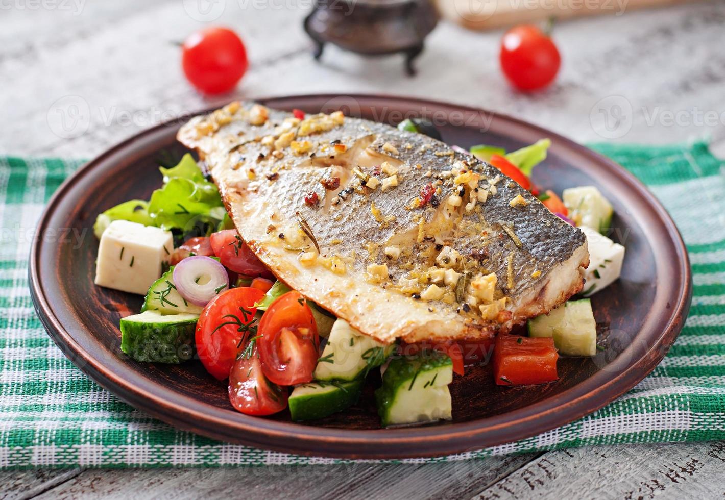 gebakken zeebaars met Griekse salade foto