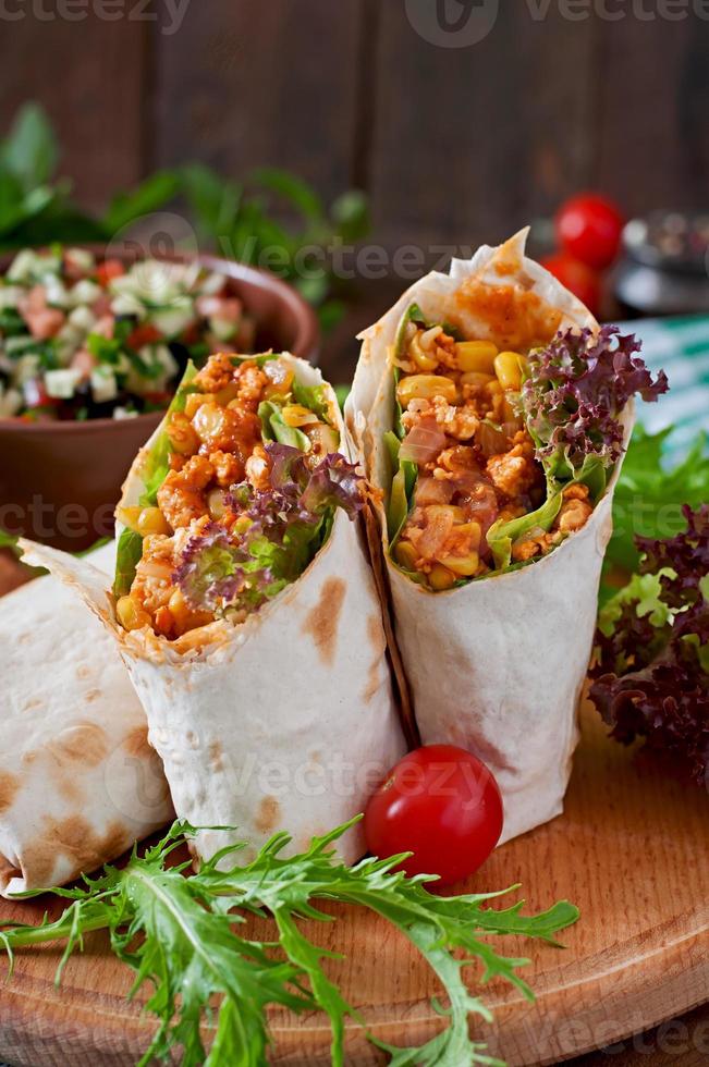 burrito's wraps met rundergehakt en groenten op een houten achtergrond foto