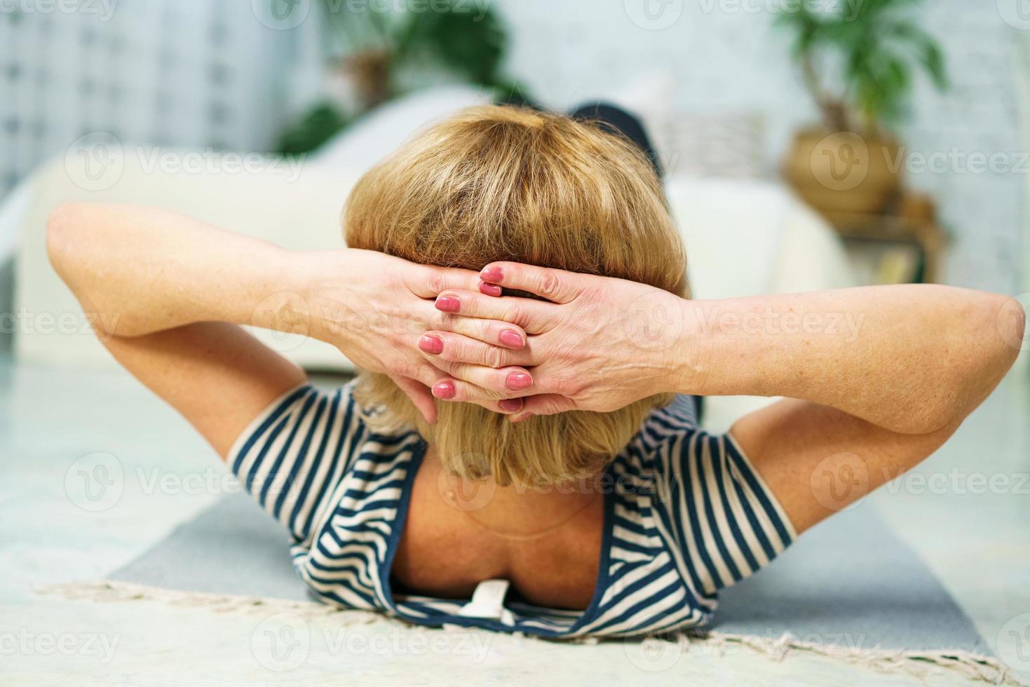 volwassen vrouw verloofd geschiktheid Bij huis. gezond levensstijl concept van volwassen mensen foto