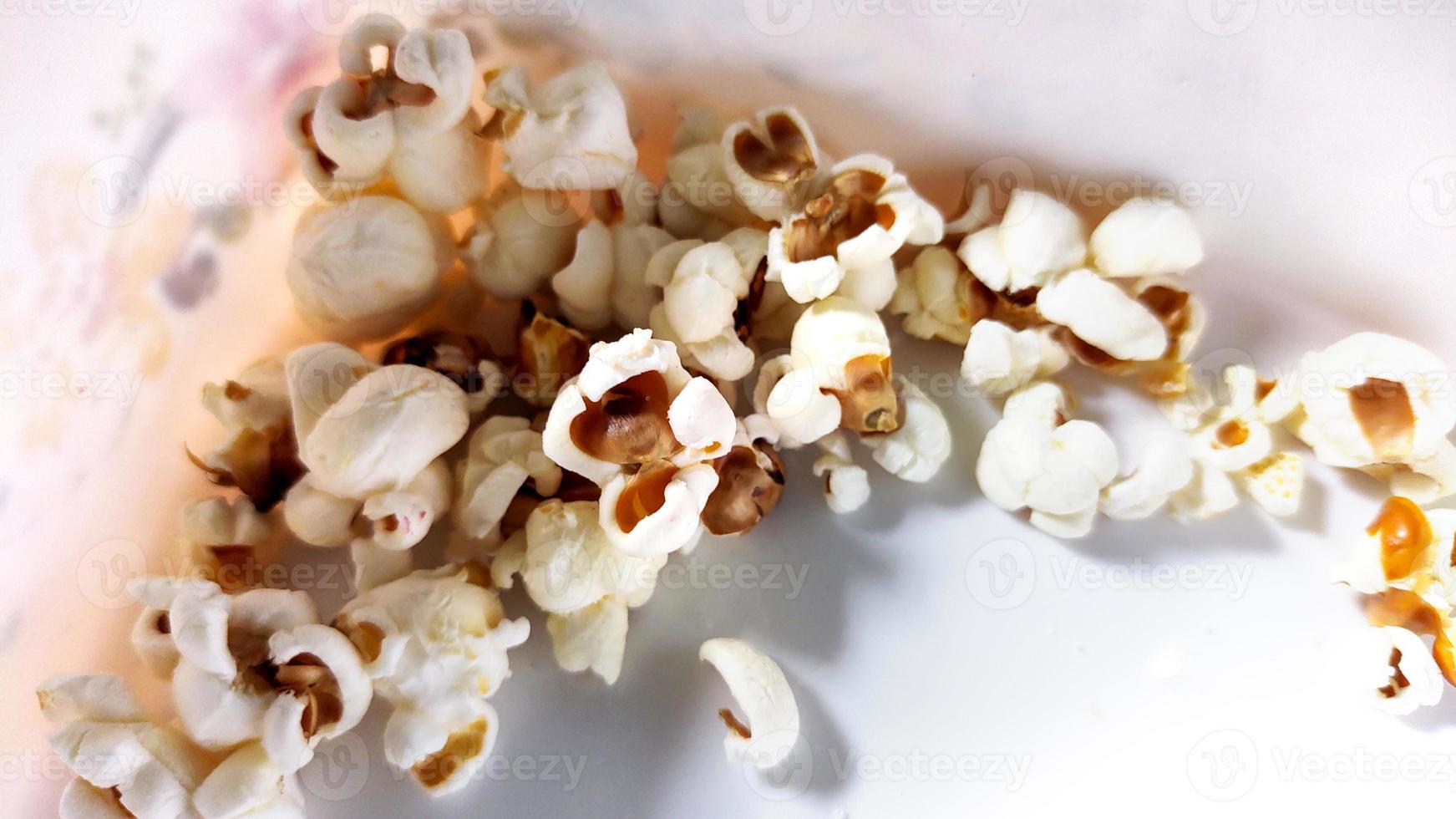 sommige popcorn in een wit doos foto