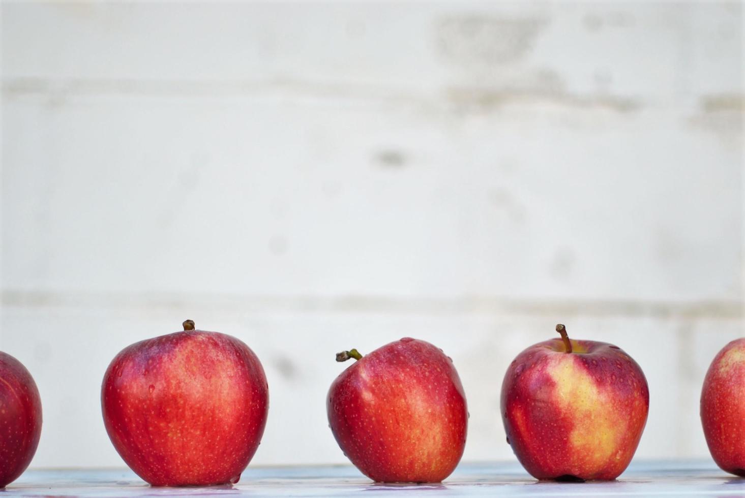 rode appels op een tafel foto