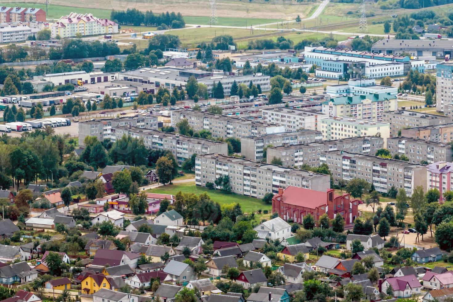 panoramisch visie van een Super goed hoogte van een klein provinciaal stad- met een privaat sector en hoogbouw appartement gebouwen foto