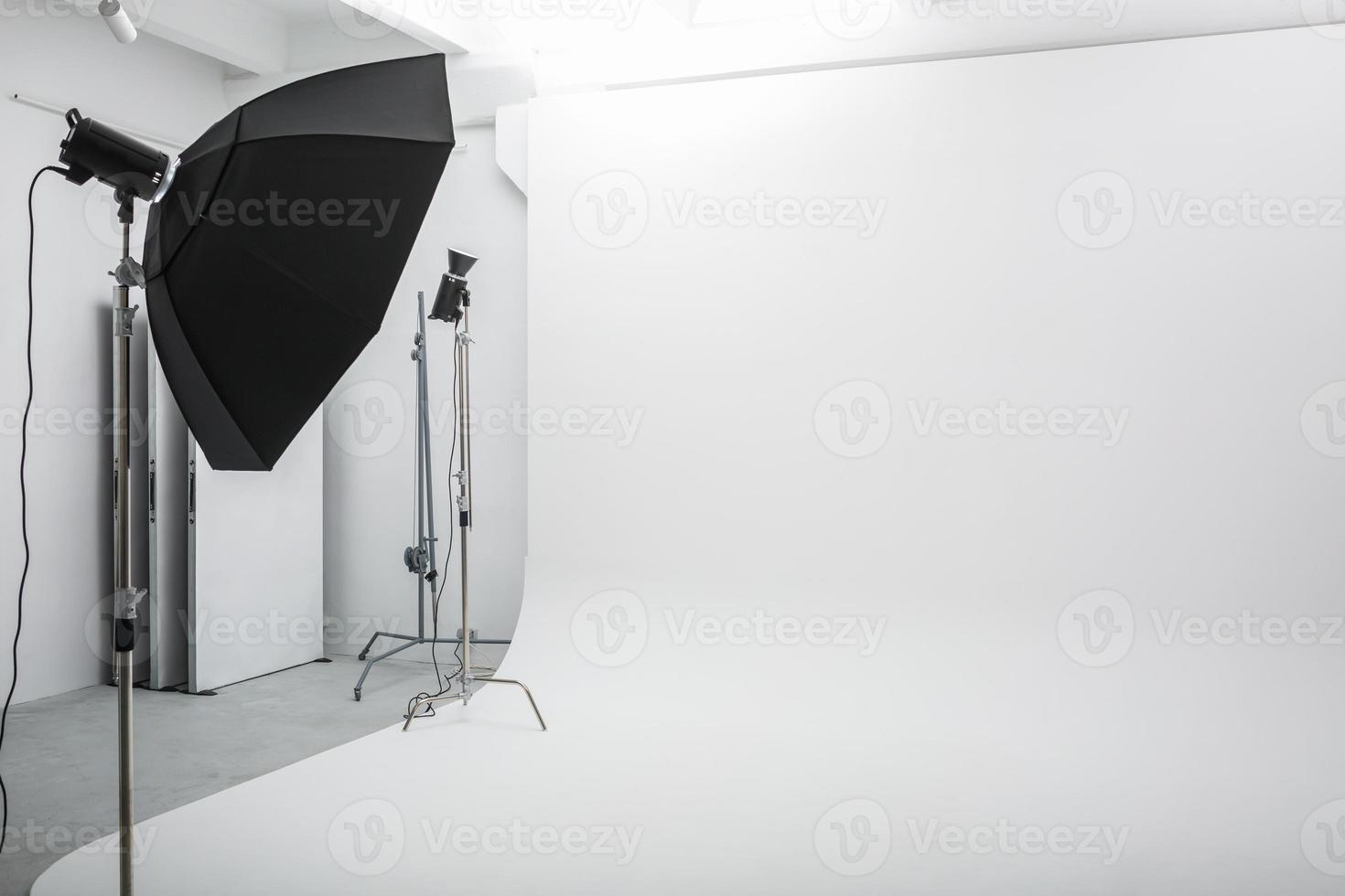 interieur van helder ruimte van foto studio met groot wit cyclorama met verlichting uitrusting