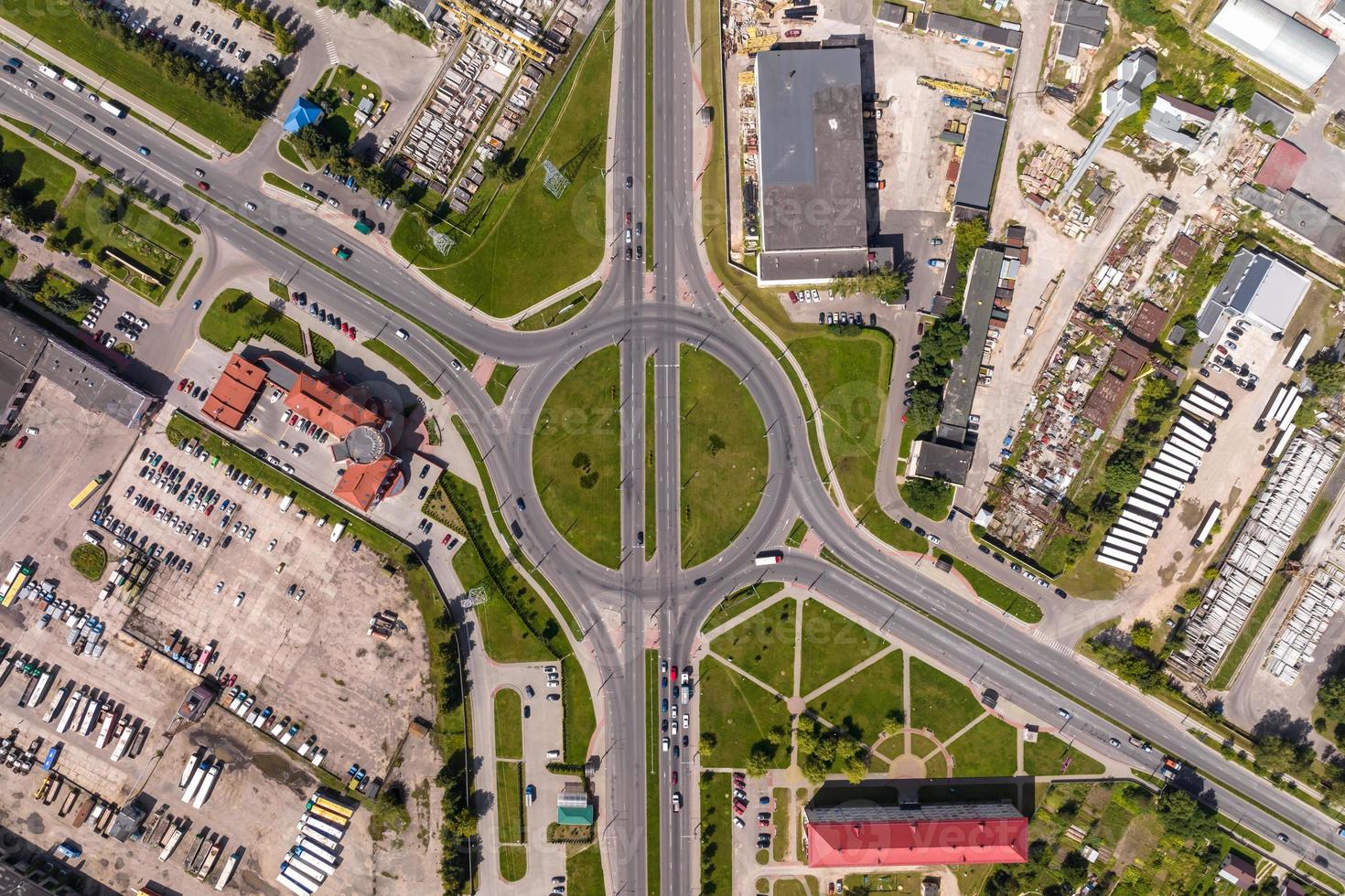 antenne visie van reusachtig weg knooppunt van snelweg met zwaar verkeer Bij stad foto