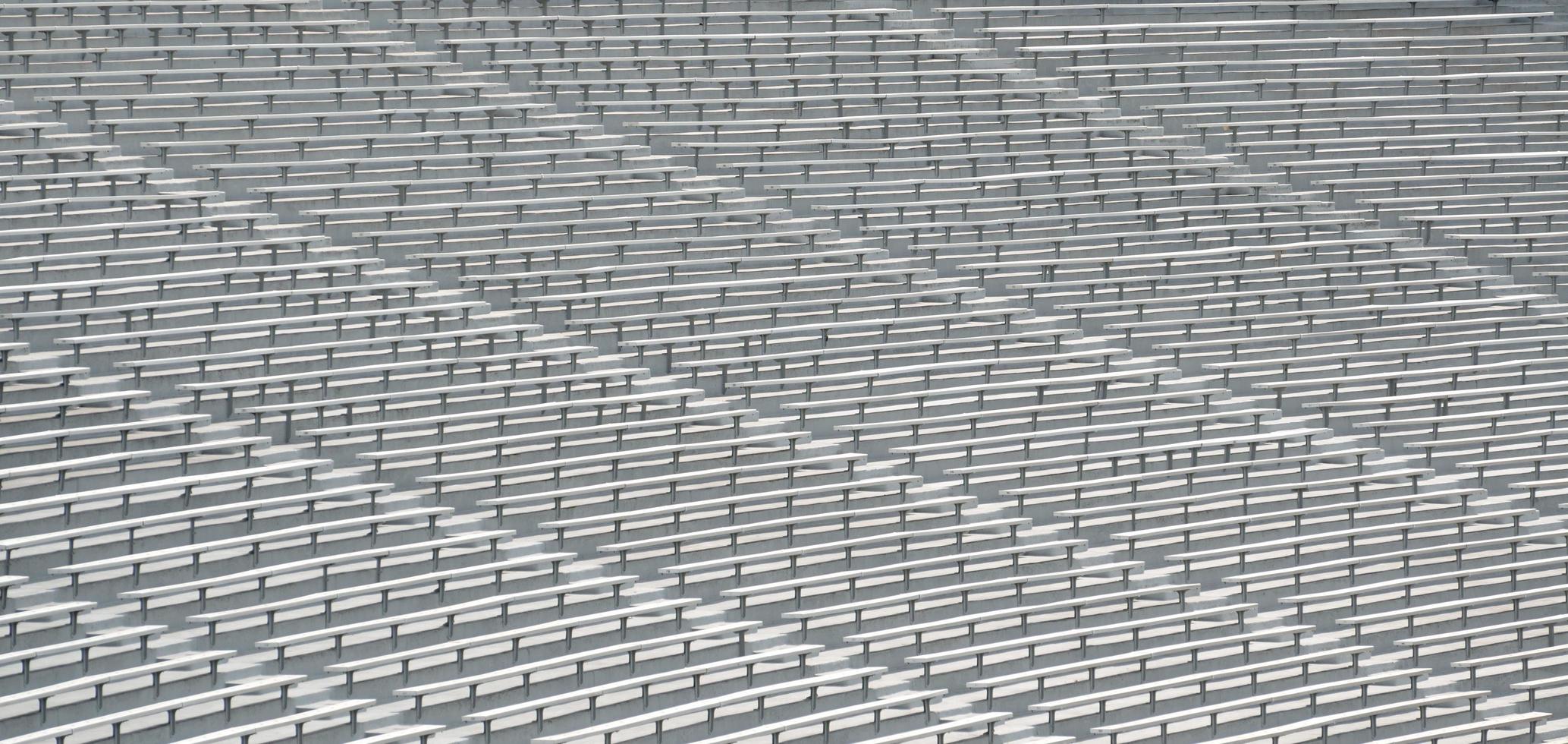 stoelen in een leeg stadion foto