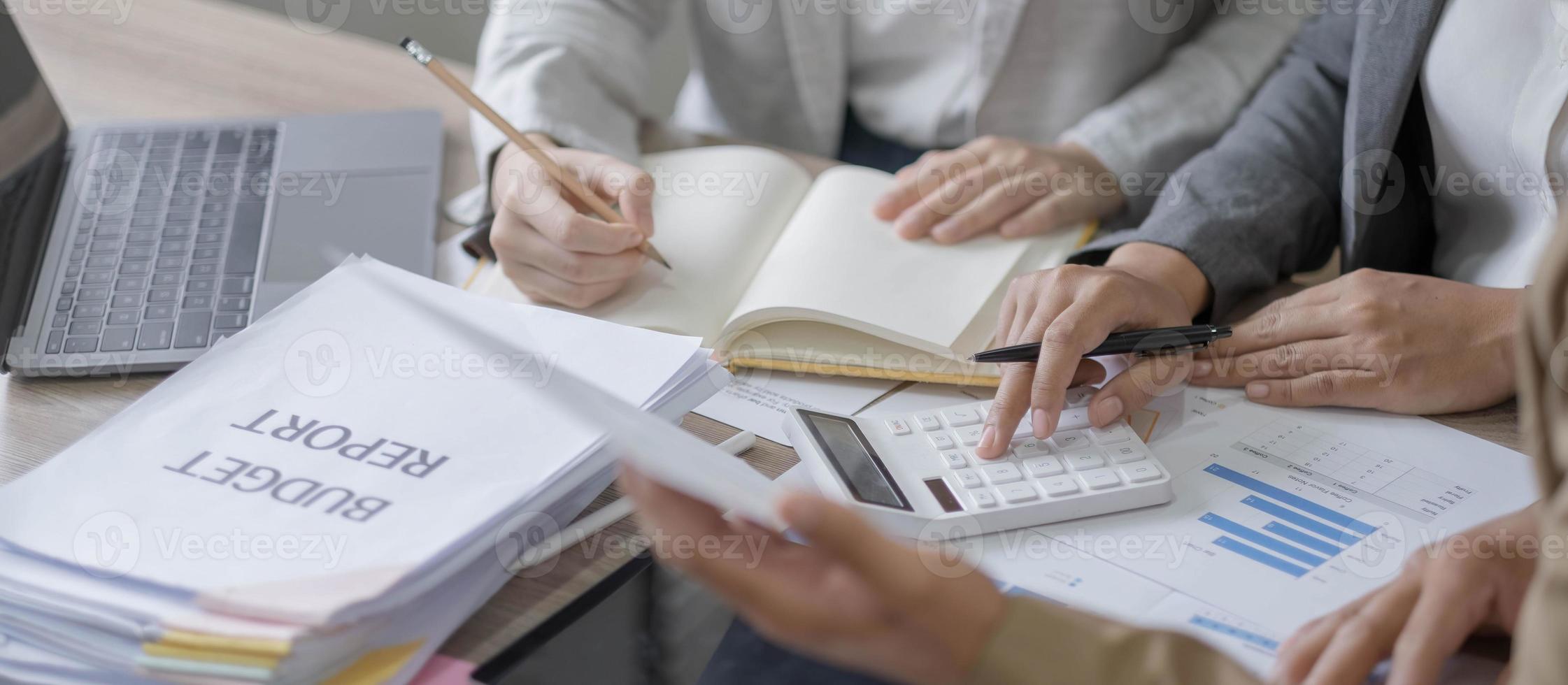 zakenmensen komen samen voor analysegegevens om bedrijfsstrategieën te plannen. zakelijk bespreken concept foto