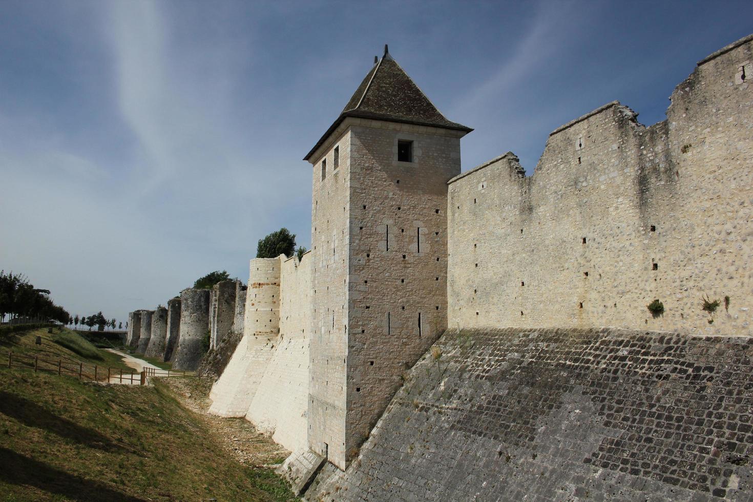 muur van middeleeuwse stad provins in frankrijk foto