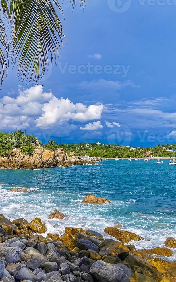 mooi surfer golven rotsen kliffen Bij strand puerto escondido Mexico. foto