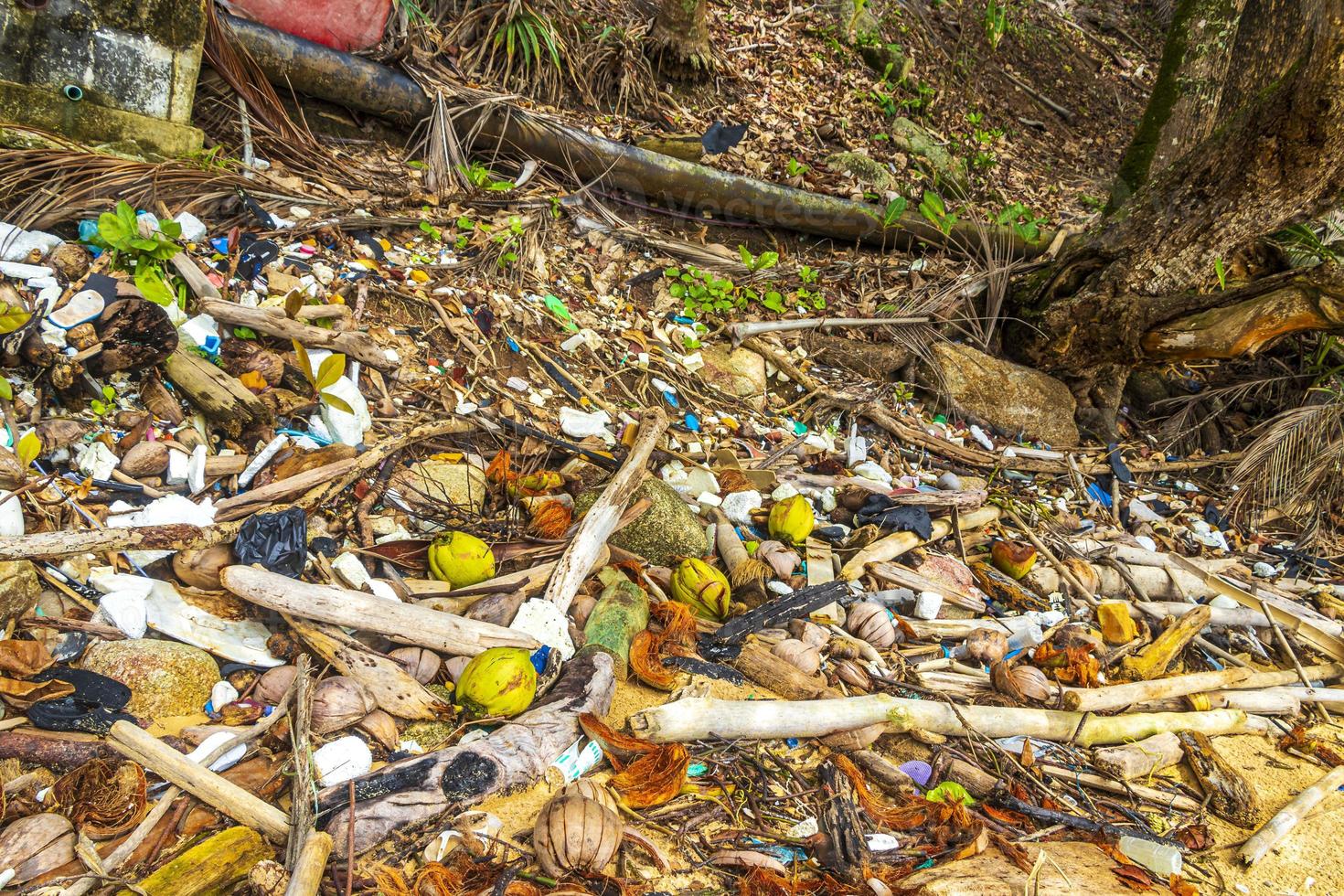 vuilnis aarde plastic vergiftigen afval en verontreiniging Aan strand Thailand. foto