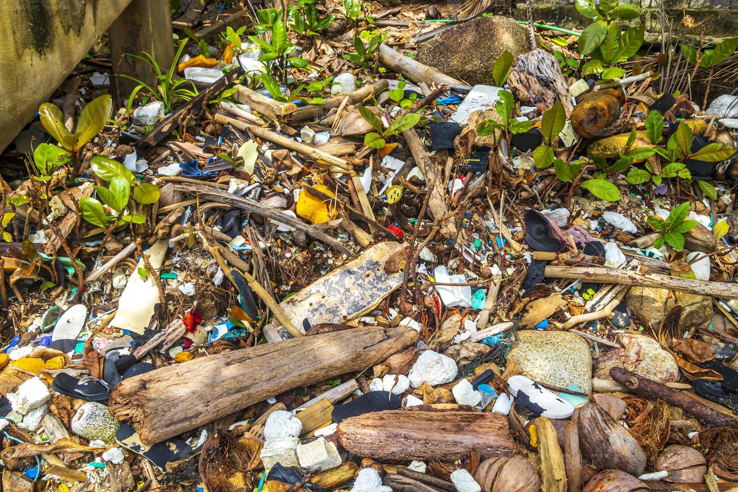 vuilnis aarde plastic vergiftigen afval en verontreiniging Aan strand Thailand. foto