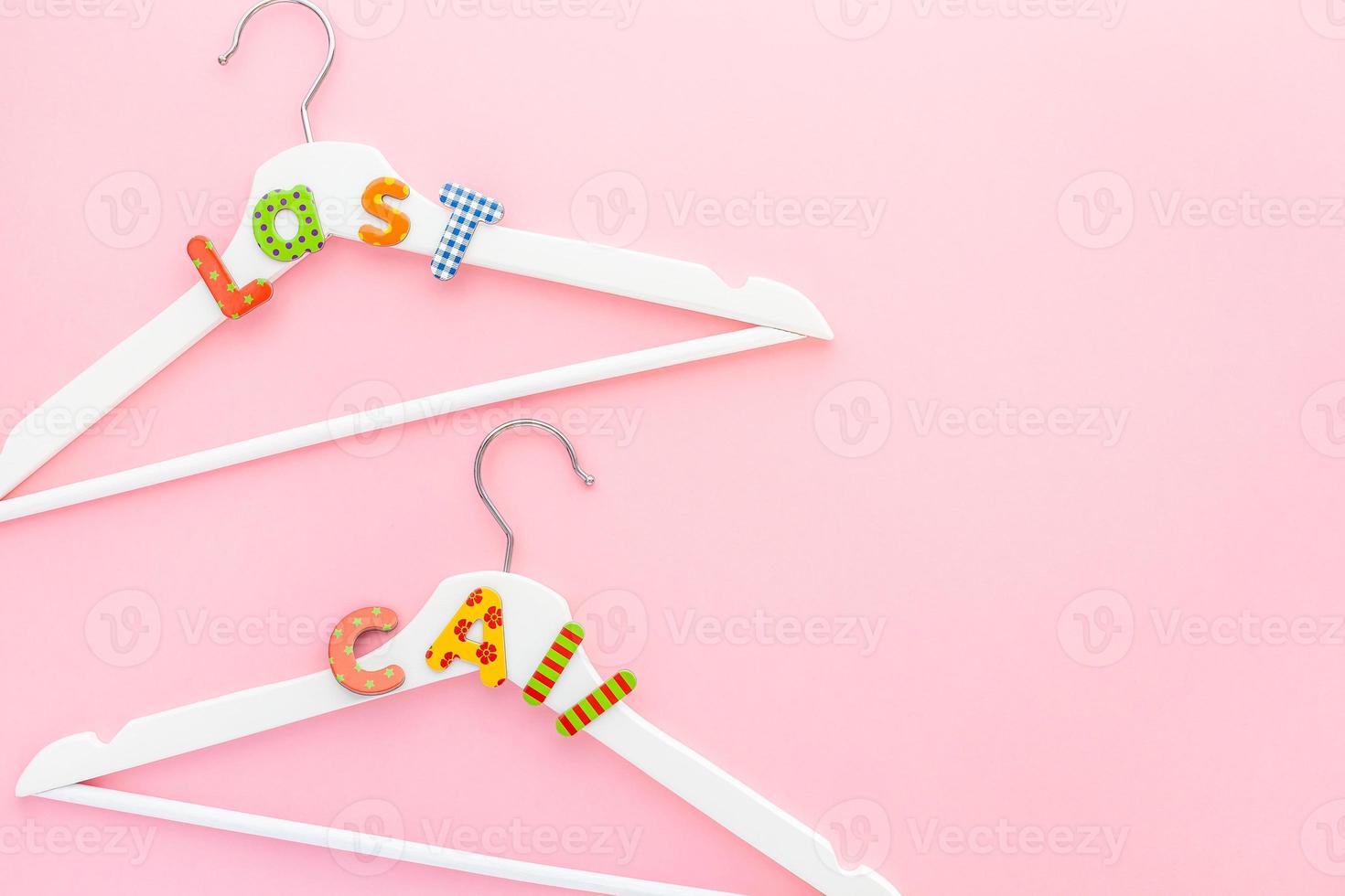 wit hangers met uitverkoop tekst Aan roze achtergrond foto