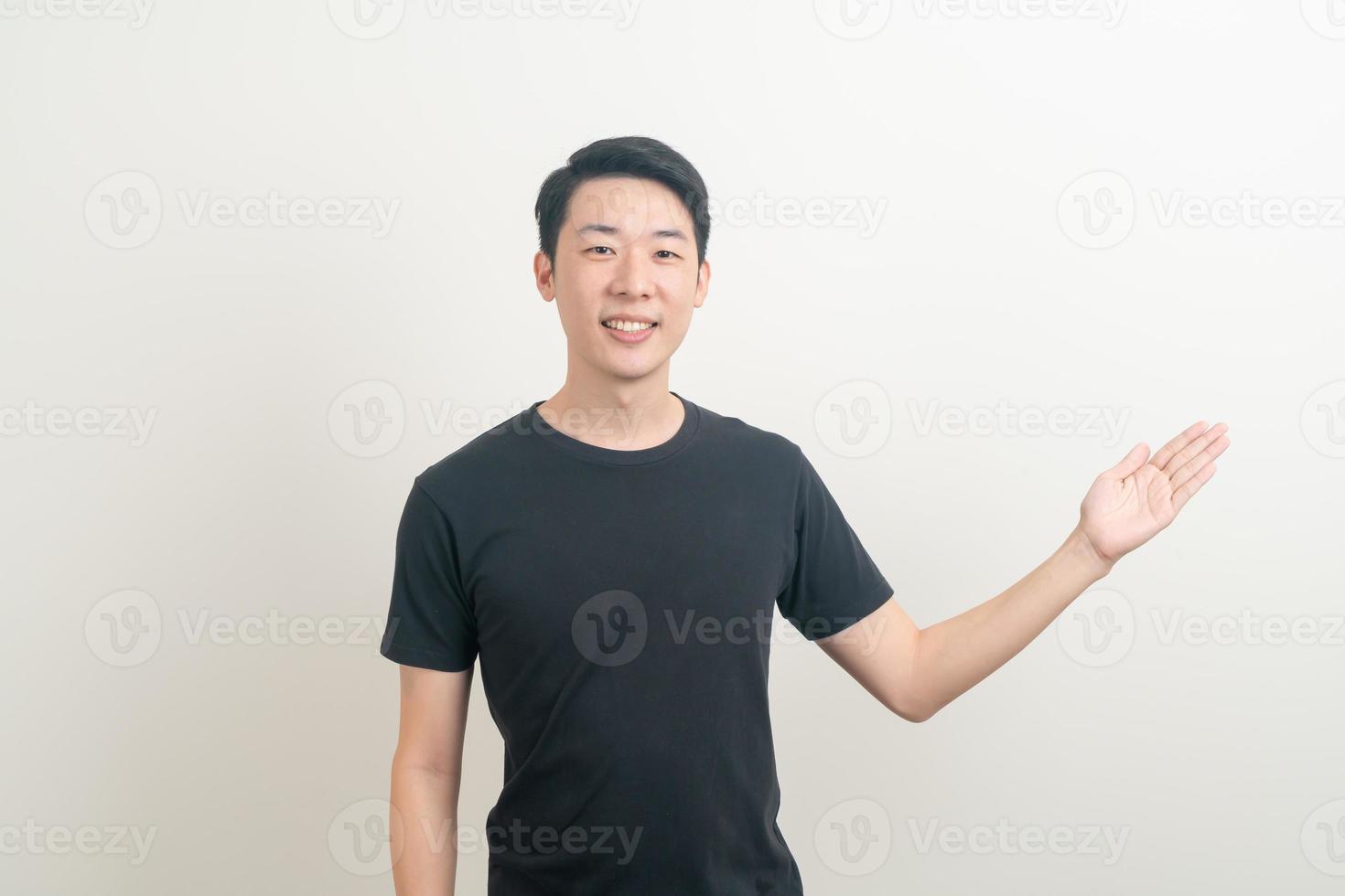 Aziatische man met hand wijzend of presenteren op witte achtergrond foto