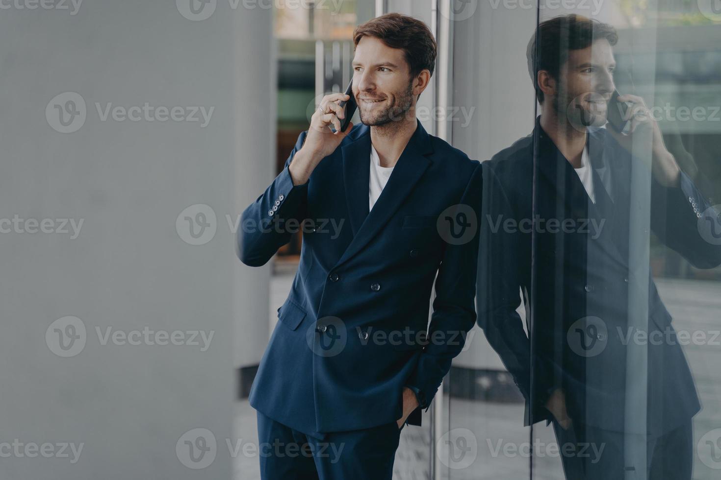 succesvolle zakenman heeft zakelijk gesprek raadpleegt klant foto