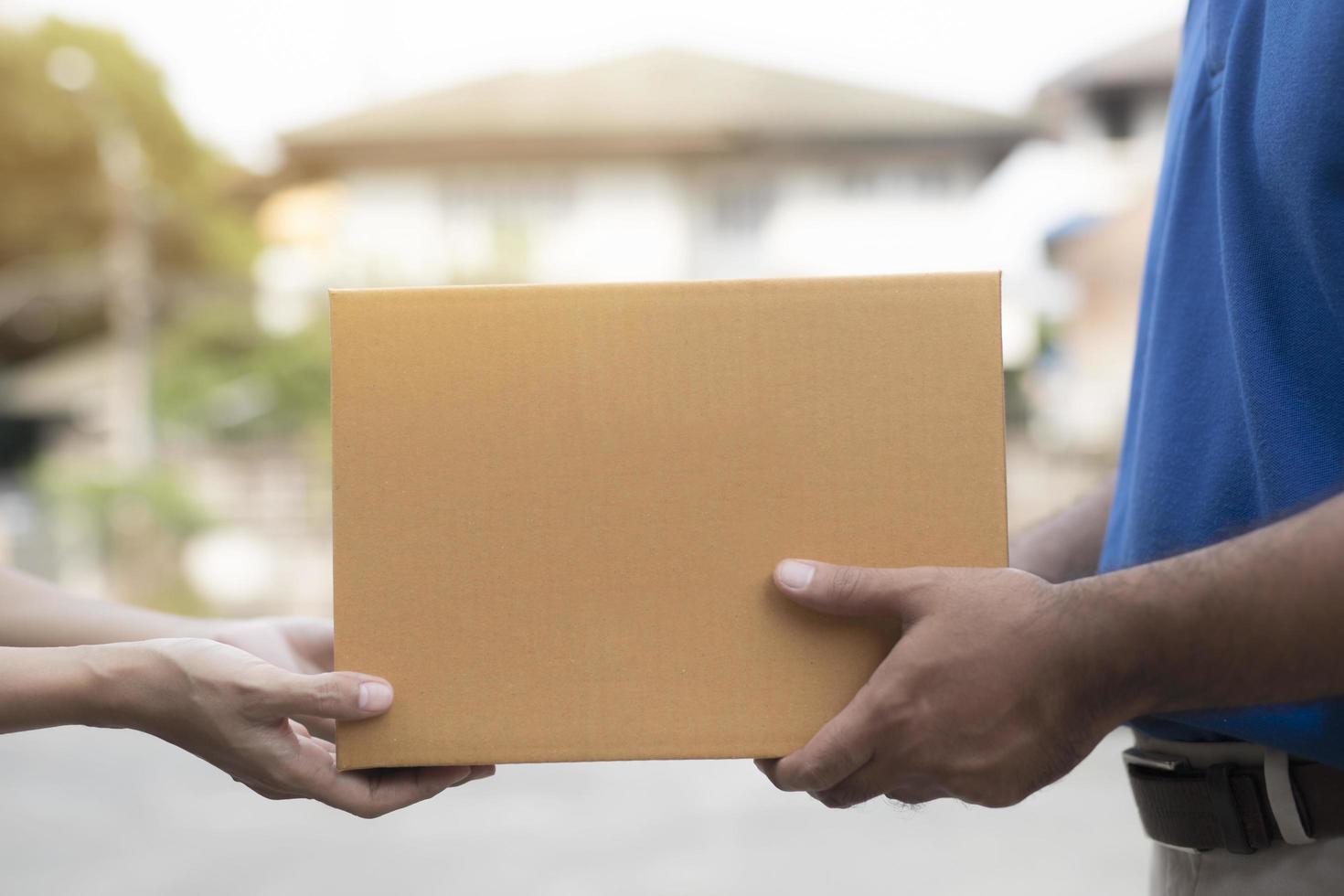 vrouwenhand die een levering accepteren foto