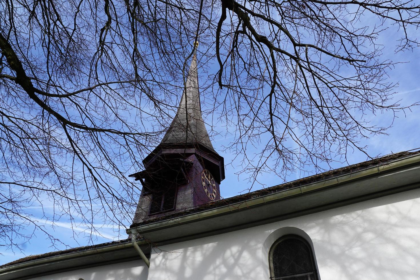kerktoren in zwitserland foto