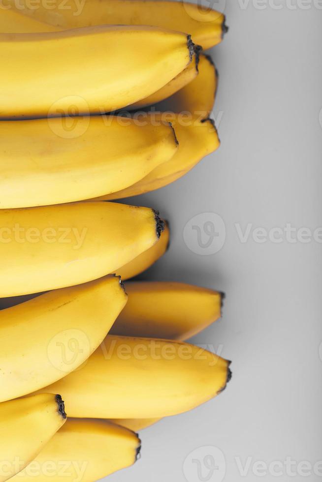 vers bundel van geel bananen geïsoleerd Aan een grijs achtergrond modieus kleuren van 2021 foto