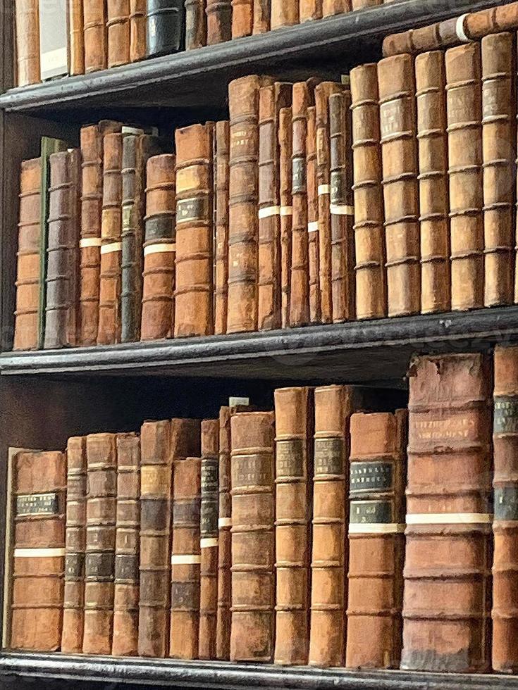 oud wijnoogst wazig boeken Aan een boekenplank foto