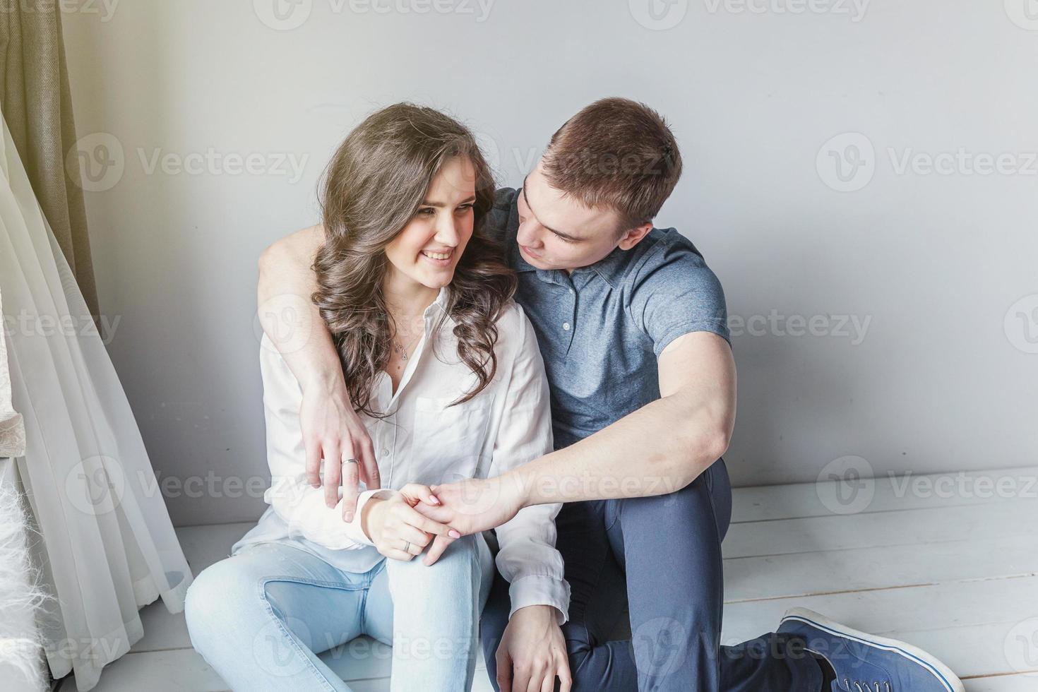 romantisch sexy paar in liefde hebben mooi hoor tijd samen. jong vrouw knuffelen vriend, wit achtergrond foto