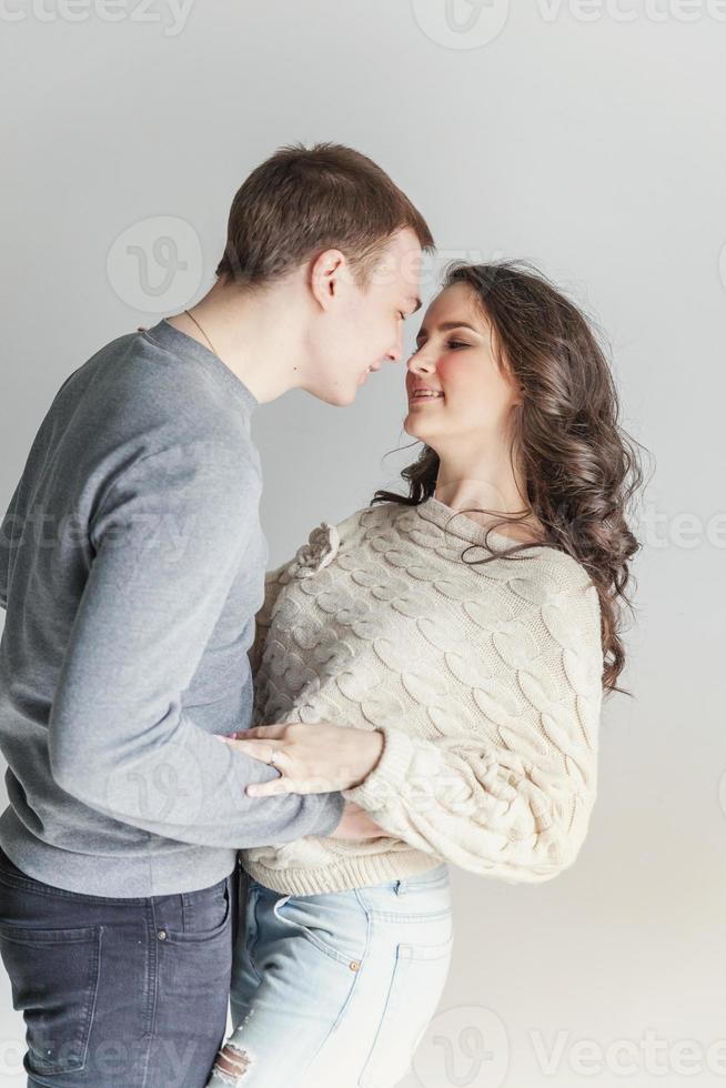 romantisch sexy paar in liefde hebben mooi hoor tijd samen. jong vrouw knuffelen vriend, wit achtergrond foto