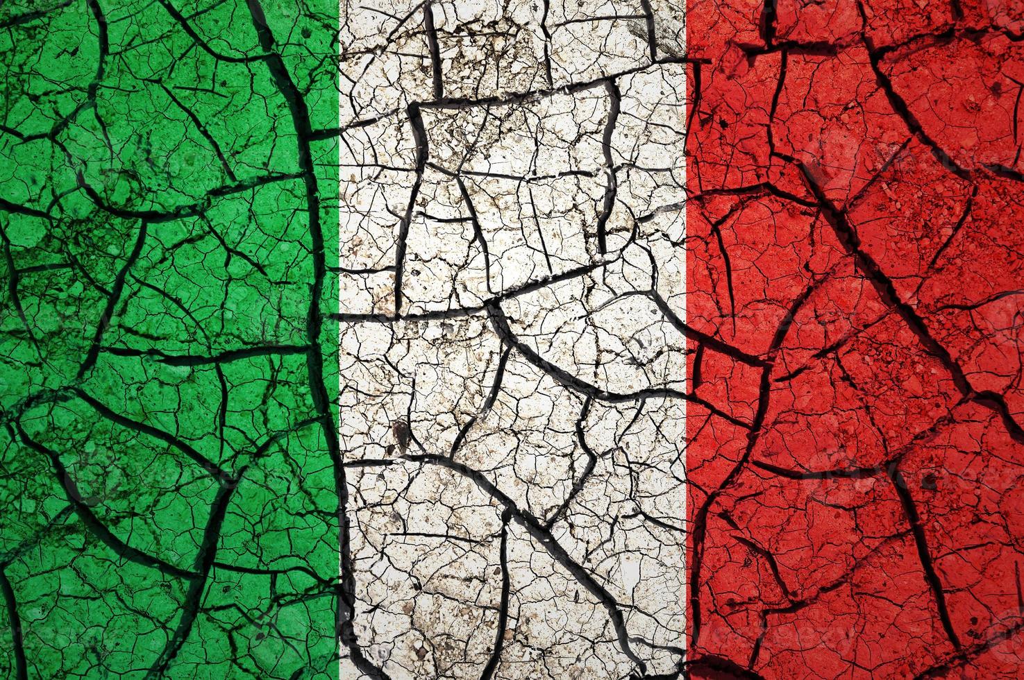 droog bodem patroon Aan de vlag van Italië. land met droogte concept. water probleem. droog gebarsten aarde land. foto