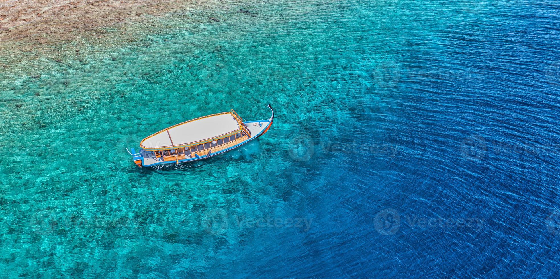 Maldivisch exotisch duiken boot in verbazingwekkend oceaan lagune over- koraal ref. snorkel en buitenshuis avontuur, werkzaamheid reizen landschap concept. antenne zee visie, rustig natuur, luxe reizen vakantie toneel- foto