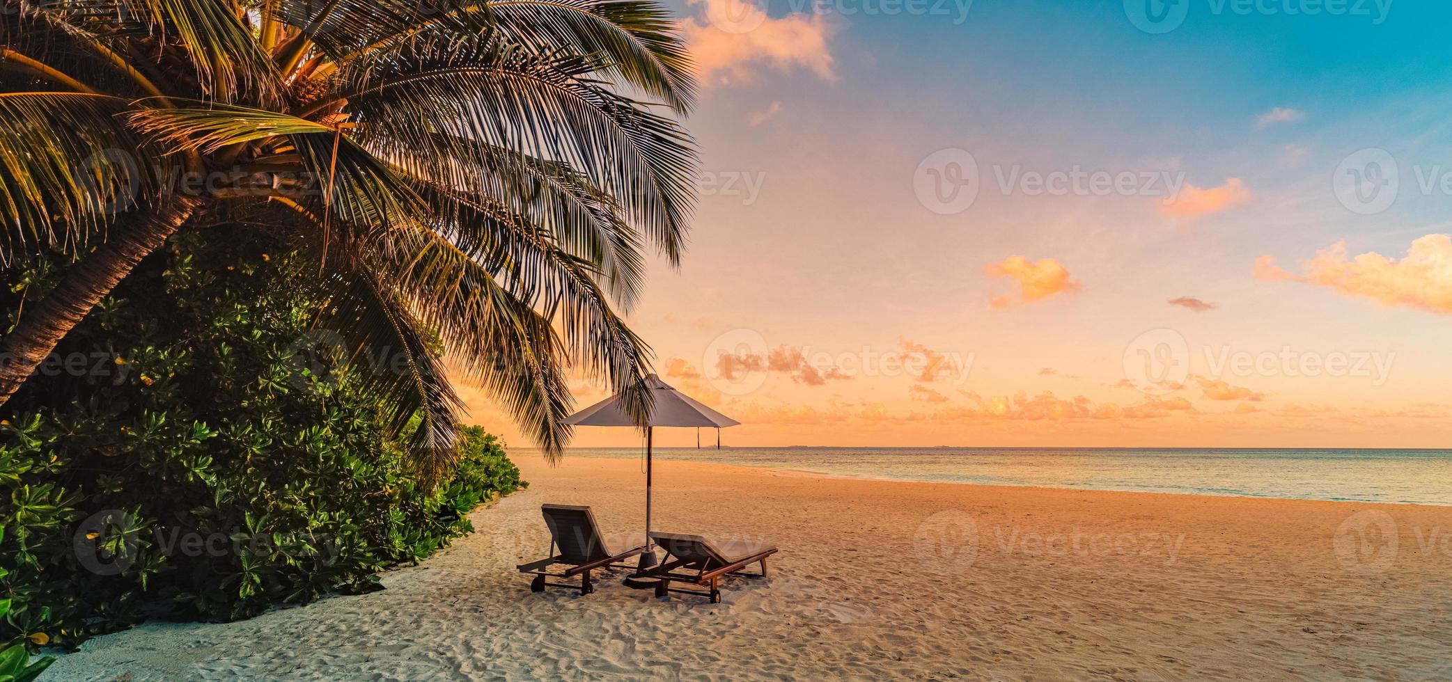 verbazingwekkend strand. stoelen Aan de zanderig strand zee. luxe zomer vakantie en vakantie toevlucht hotel voor toerisme. inspirerend tropisch landschap. rustig landschap, kom tot rust strand, mooi landschap ontwerp foto