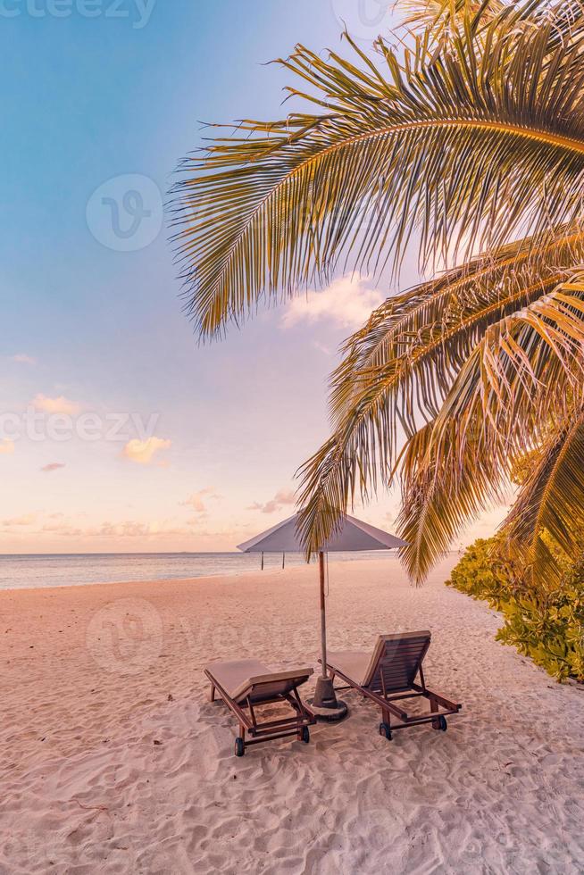 verbazingwekkend strand. stoelen Aan de zanderig strand zee. luxe zomer vakantie en vakantie toevlucht hotel voor toerisme. inspirerend tropisch landschap. rustig landschap, kom tot rust strand, mooi landschap ontwerp foto