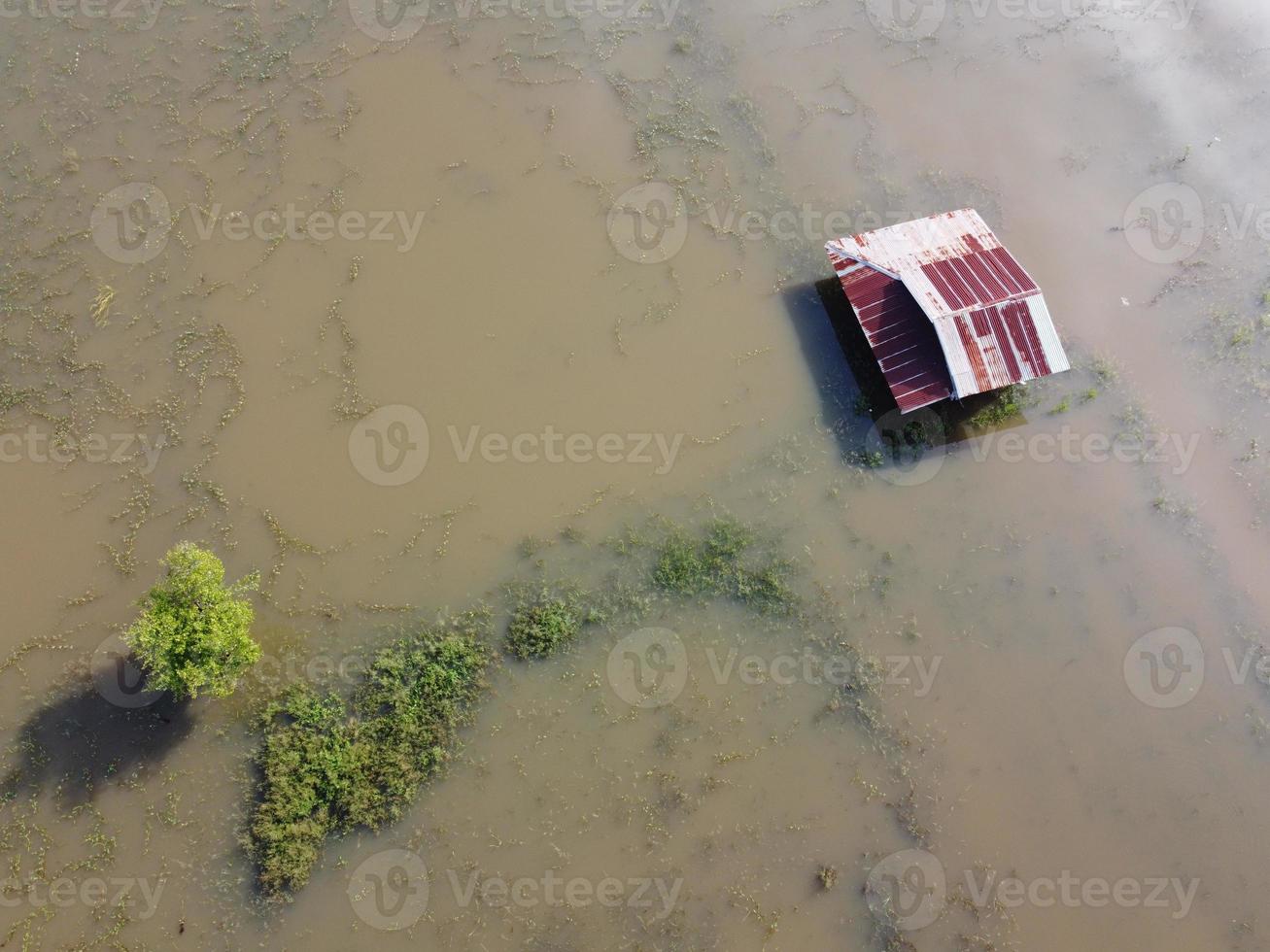 dorpelingen huizen in landelijk Thailand waren overstroomd. foto