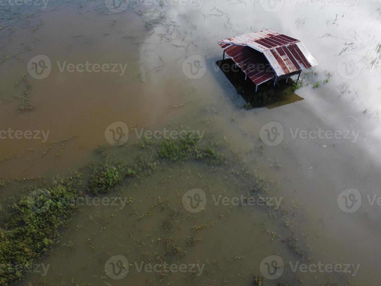 dorpelingen huizen in landelijk Thailand waren overstroomd. foto