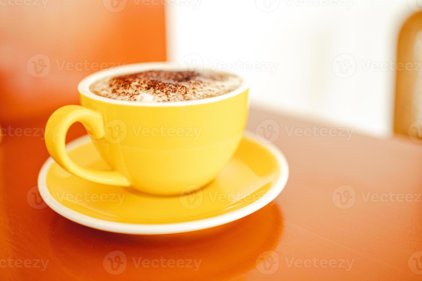 geel koffie mokken Aan houten tafel in cafe foto