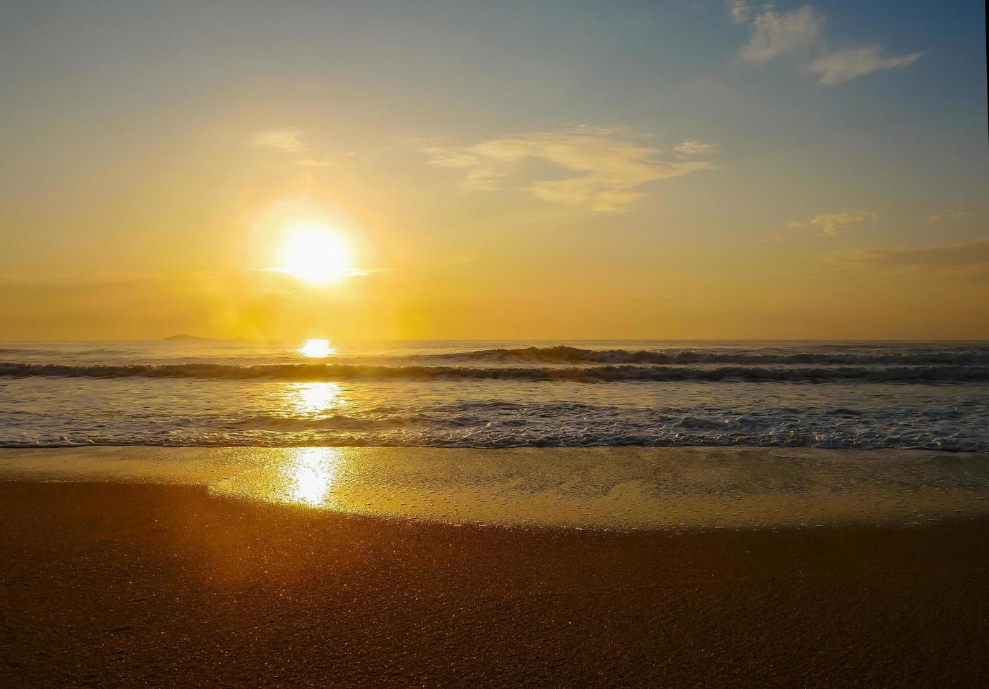 zonsopgang op het strand foto