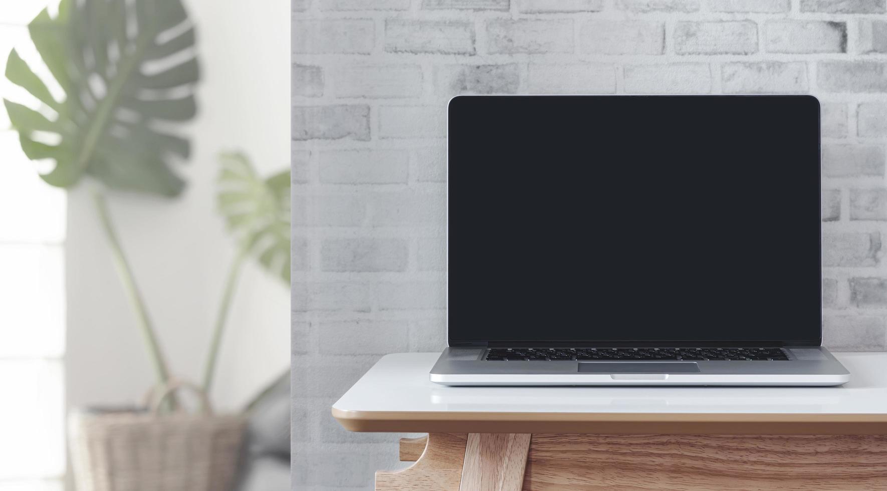 laptop op een bureau in een thuiskantoor foto