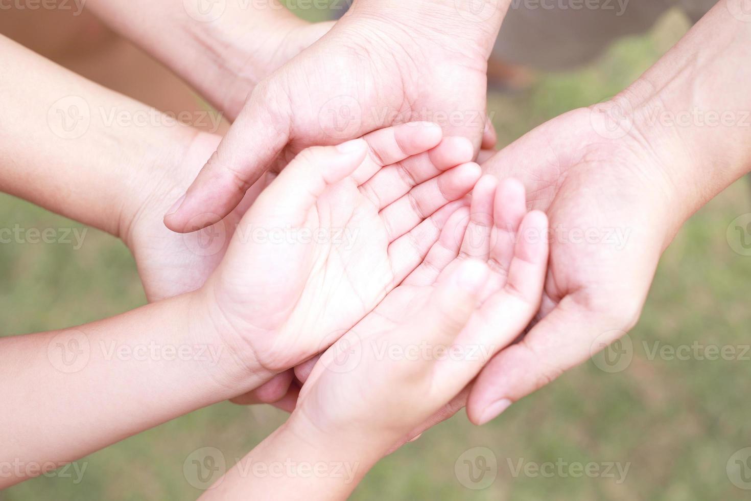 kinderen handen met zorg, zorg, warmte van moeder en vader. foto
