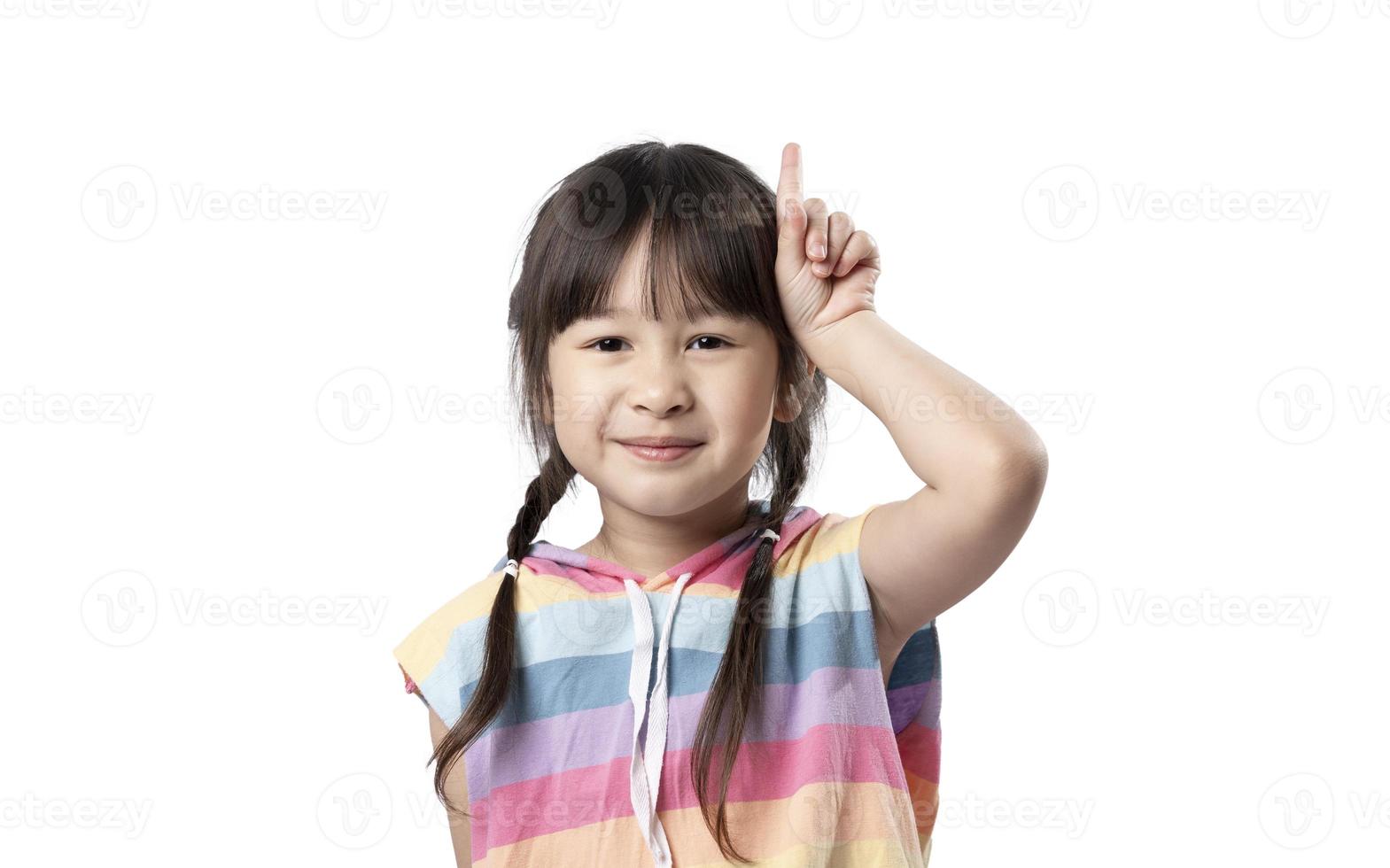 portret van Aziatisch mooi jong meisje richten omhoog een hand- met vinger Aan bovenste kant met glimlach gezicht. de mooi meisje staan en op zoek Bij camera in studio. advertentie en presentatie concept. foto