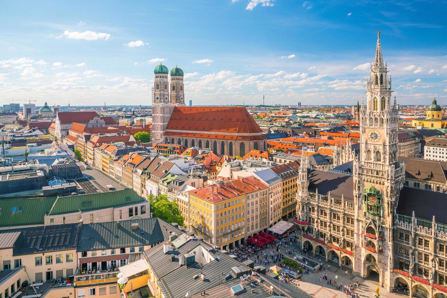 de skyline van München met blauwe hemel foto