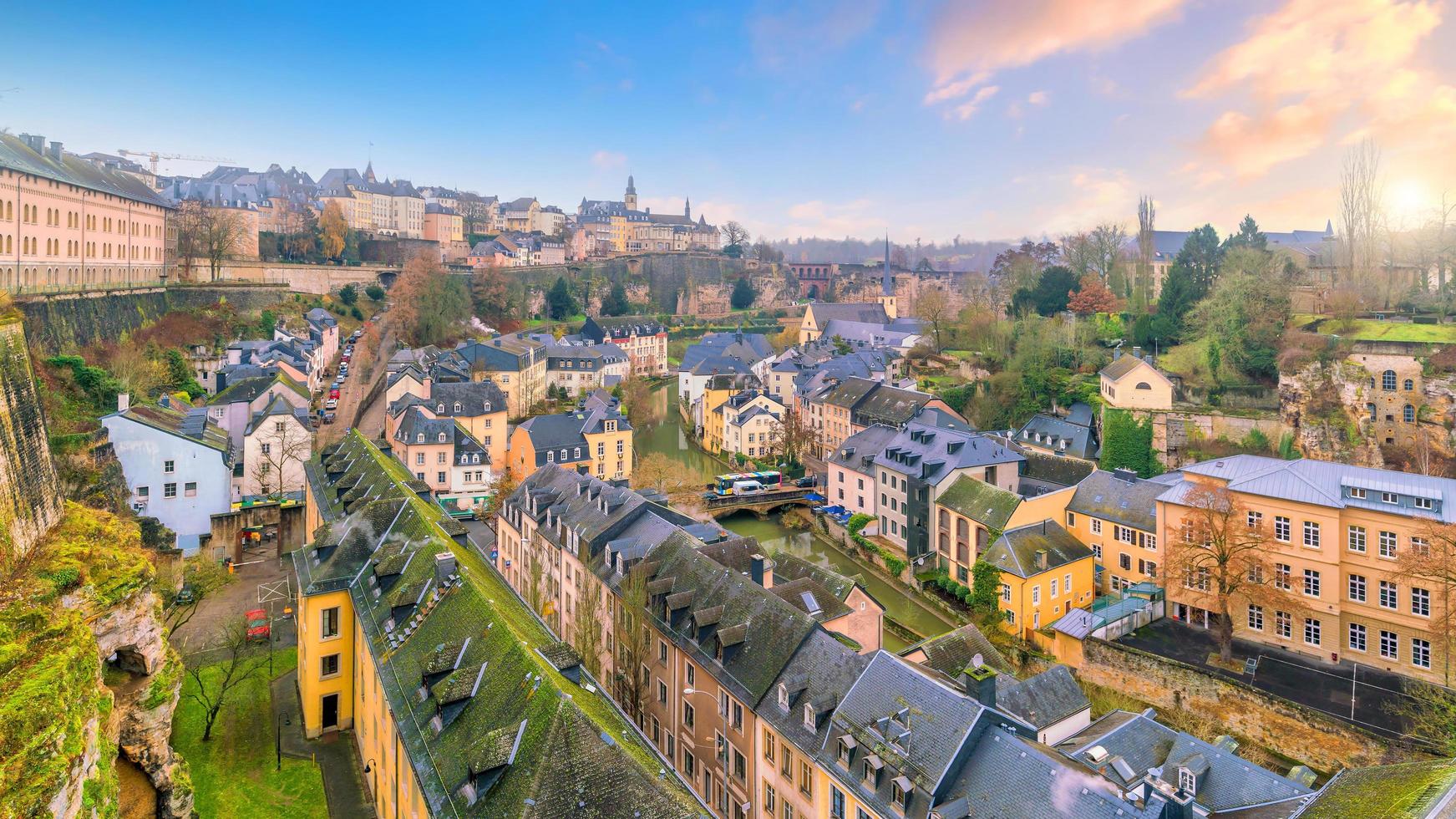 skyline van de oude stad luxemburg stad vanaf bovenaanzicht foto