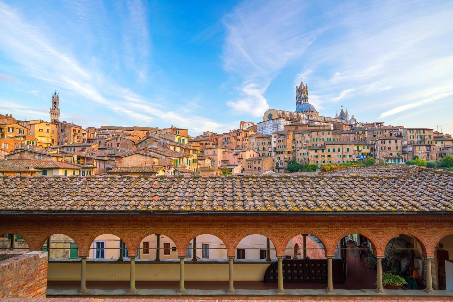 de skyline van de binnenstad van siena in Italië foto