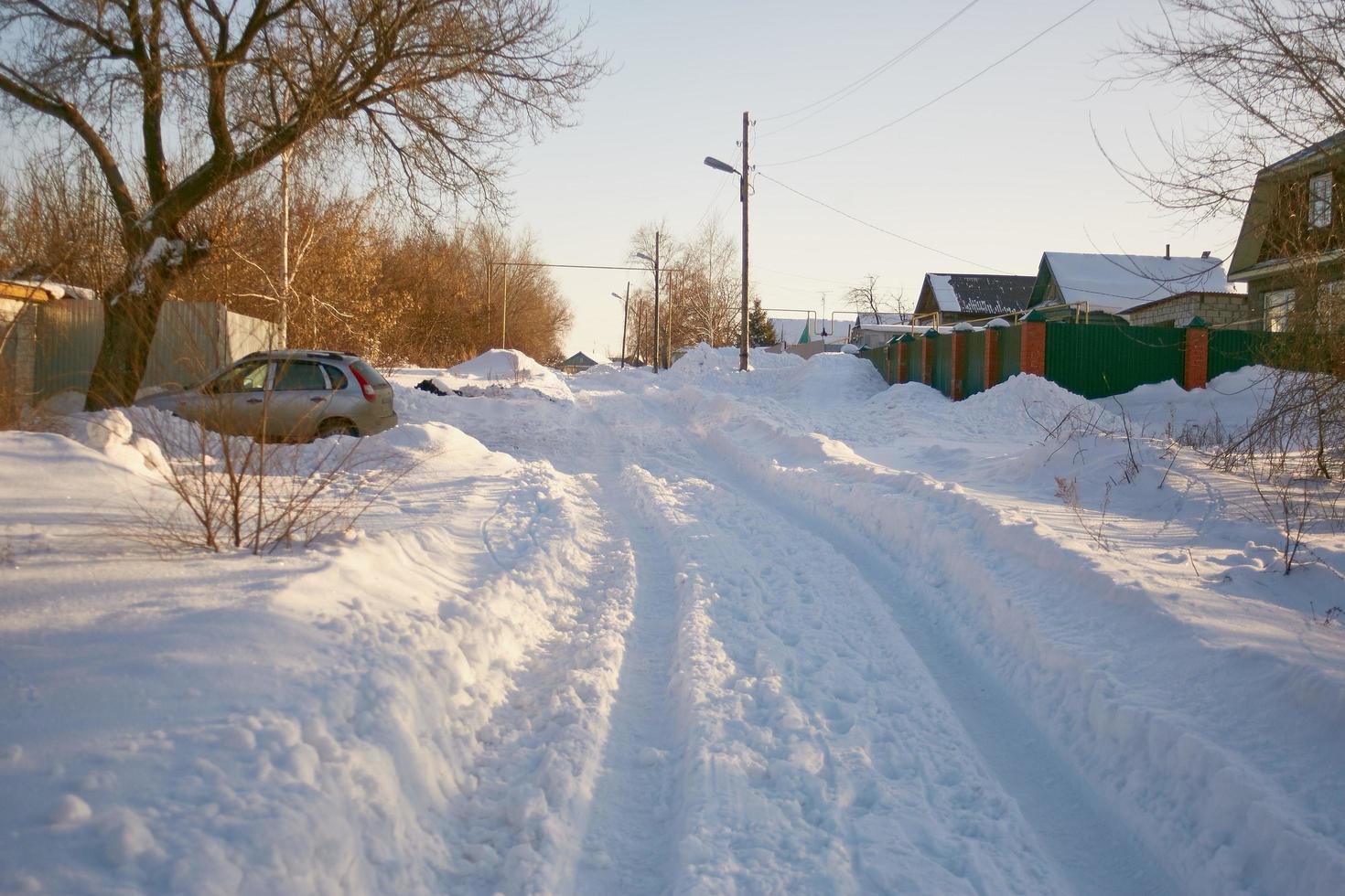 Russisch dorp in winter, niet gewist van sneeuw weg. foto