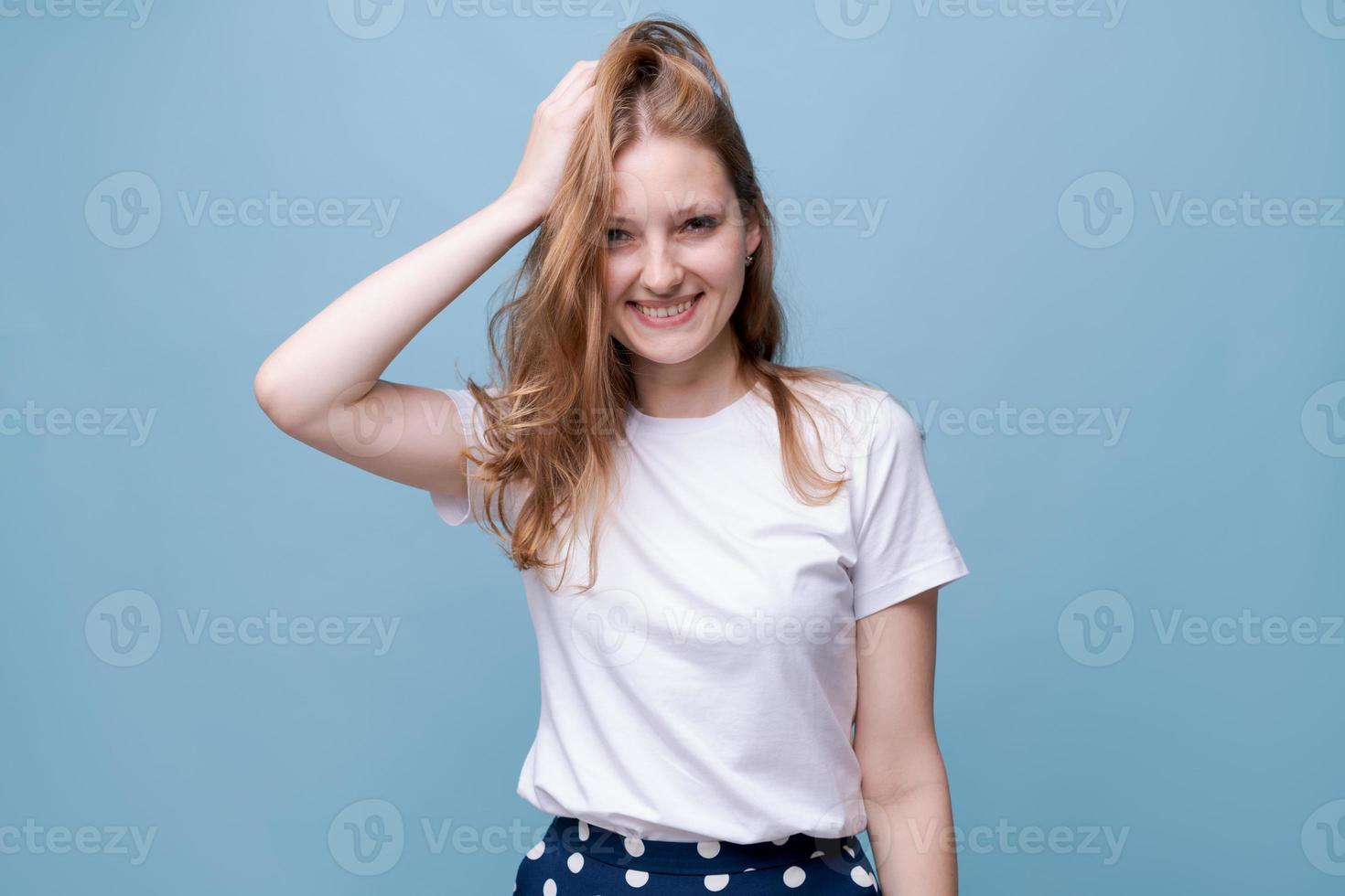 jong mooi vrouw op zoek Bij camera. vervelend een gewoontjes zomer wit t-shirt foto