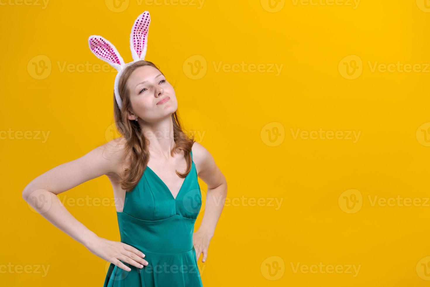 jong vrouw met konijn oren voor Pasen vakantie presenteren een idee glimlachen foto
