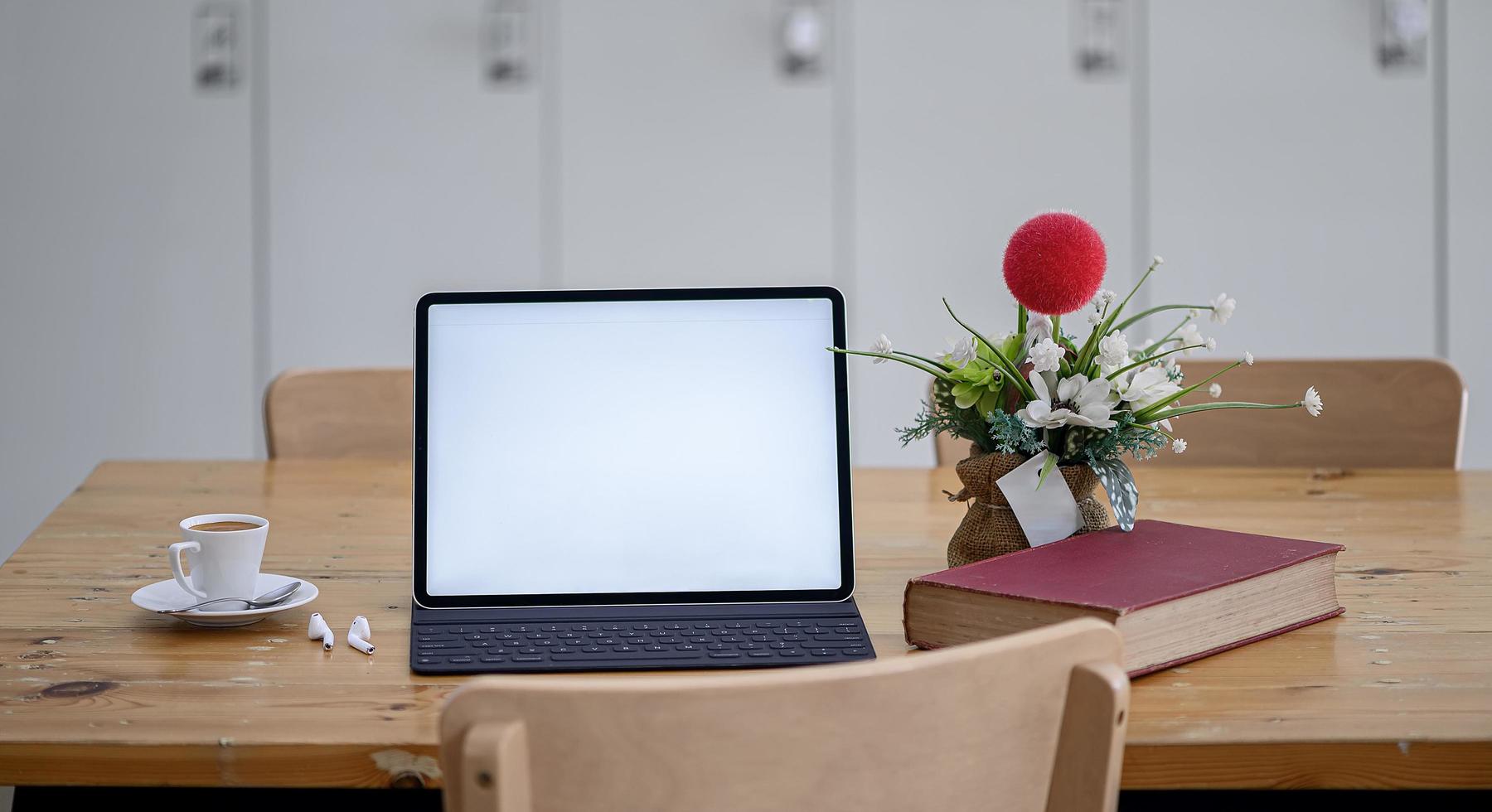 laptop mockup op een eettafel foto