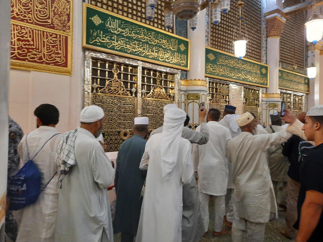 medina, saudi Arabië, okt 2022 - moslim pelgrims zijn gaan naar bezoek roza rasool Bij masjid al nabawi medina.. foto