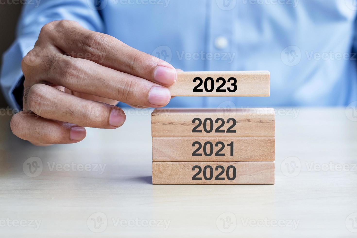 2023 blok over- 2022 en 2021 houten gebouw Aan tafel achtergrond. bedrijf planning, risico beheer, oplossing, strategie, oplossing, doel, nieuw jaar nieuw u en gelukkig vakantie concepten foto