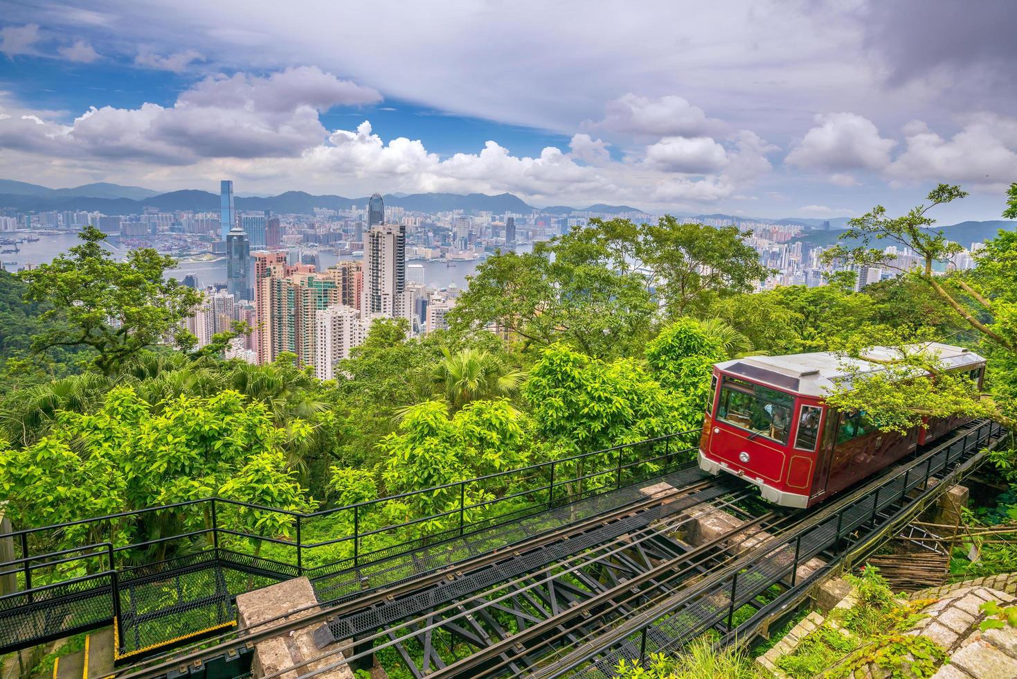 victoria peak tram en de skyline van hong kong in china foto