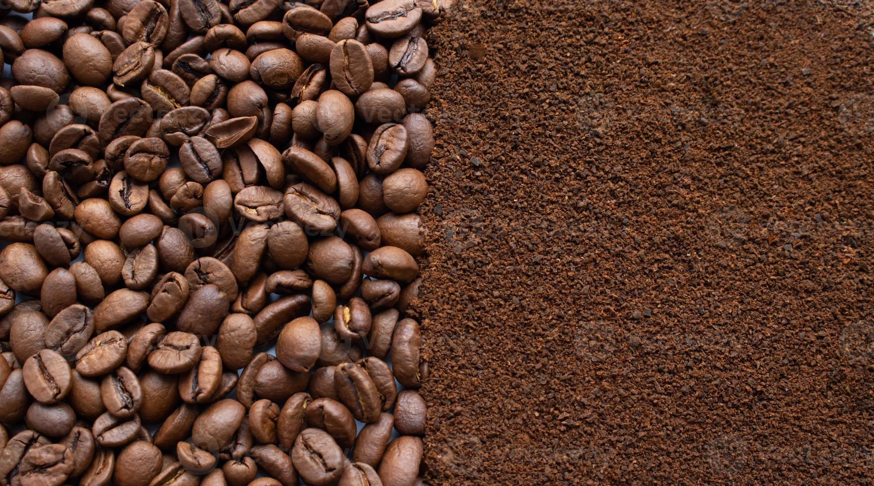 beeld van koffie bonen en grond ogenblik koffie. achtergrond van koffie bonen en koffie poeder foto